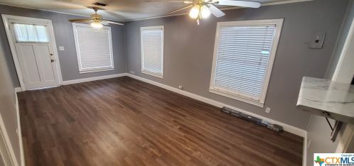 802 Gilbert St, Edna, TX 77957-4011