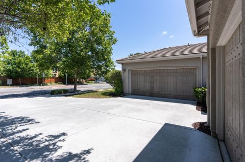 1150 Sunrise Dr, Gilroy, CA 95020-9609