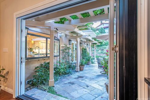 2010 Buckingham Pl, Glendale CA  91206-1401 exterior