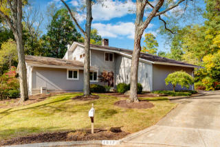 1617 Oakview Dr, Columbus OH  43235-1138 exterior