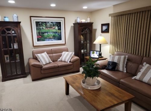 4 Flynn Ter, Town Center, NJ 07052-3415