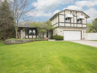 4609 Beacon Hill Ct, Saint Paul, MN 55122-2702