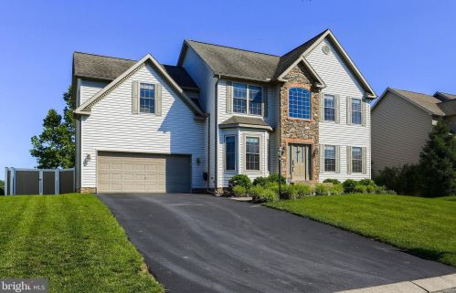1443 Farm Cross Way, York PA  17408-8537 exterior