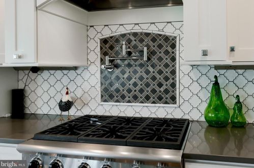 212 Shade Tree Dr, Lancaster PA  17603-5074 exterior