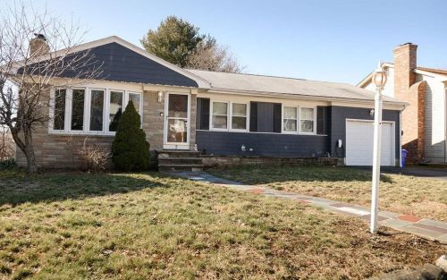 7 Oak Grove Blvd, Providence, RI 02911-2608