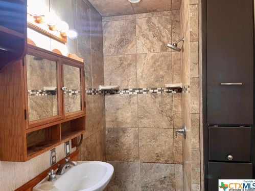 709 Krezdorn St, Seguin TX  78155-3249 exterior