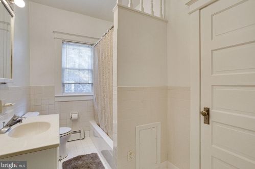 9011 Colesville Rd, Silver Spring MD 20910-1653 exterior