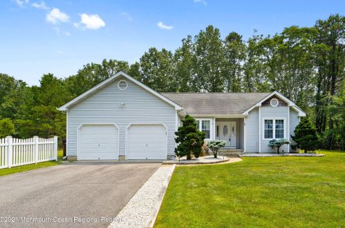 38 Jeanette St, Berkeley Township, NJ 08721-3517