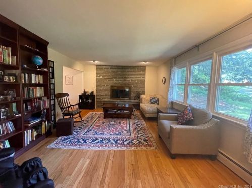 29 Monticello Dr, East Lyme, CT 06333-1230