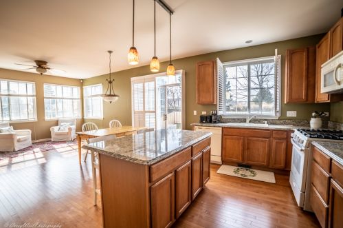 1889 Lake Bluff Ln, Pingree Grove IL  60140-2051 exterior
