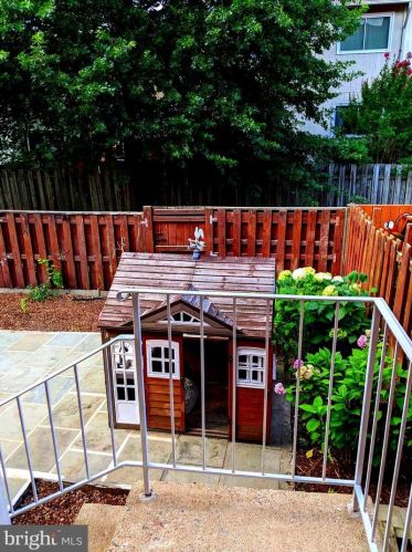 8069 Powderbrook Ln, Springfield VA  22153-2927 exterior