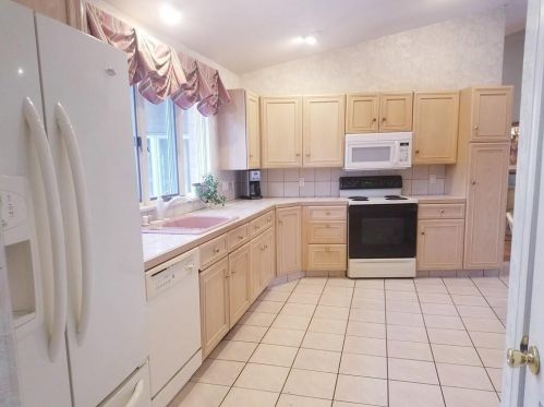 2 Paddock Dr, Lincoln, RI 02865-4942