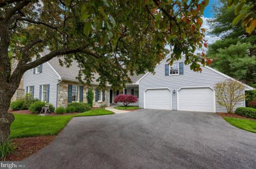 142 Bentley Ln, Lancaster PA  17603-6204 exterior