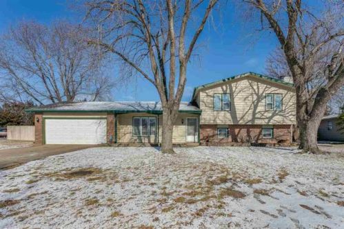 908 Trinity Dr, Newton, KS 67114-1562