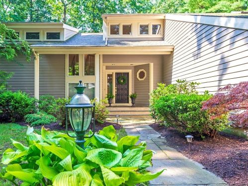 1 Essex Ct, Farmington, CT 06032-1433