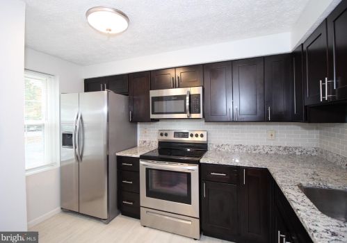 8094 Grandview Ct, Springfield VA  22153-3816 exterior