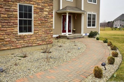2 Daisy Ln, Ellington, CT 06029-3240