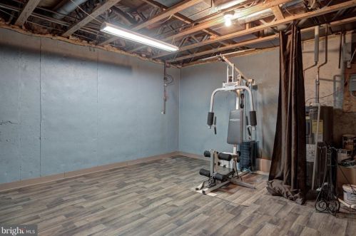 5601 Castlebury Ct, Springfield VA  22015-1883 exterior