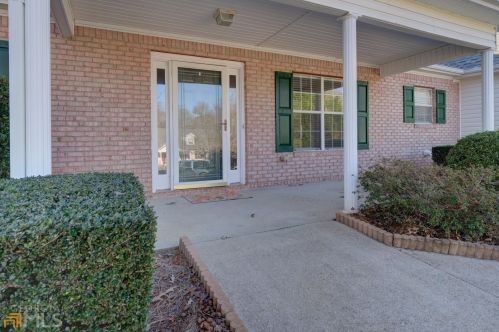 325 Forest Brook Dr, Porterdale, GA 30016-8862
