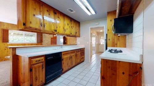 132 Broadbent Dr, Riverside CA  92507-4809 exterior