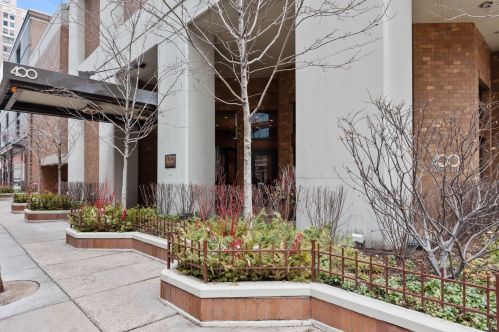400 Ohio St, Chicago IL  60654-4542 exterior