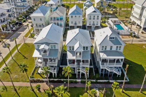 801 Beachtown Psge, Galveston, TX 77550-3351