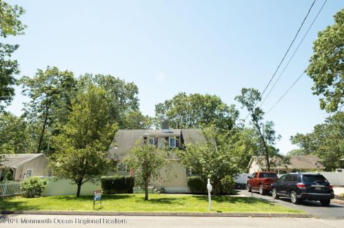 929 Center St, Lacey, NJ 08731-1035