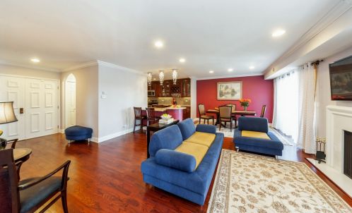 205 Rivershire Ln, Half Day, IL 60069-3806