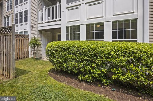 9224 Cardinal Forest Ln, Lorton VA  22079-2854 exterior