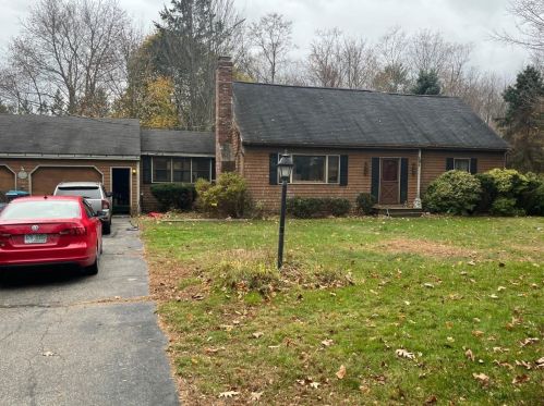 16 High St, Stratham, NH 03885-2210
