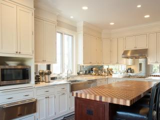 15 Bishop Dr, Greenwich CT  06831-4109 exterior