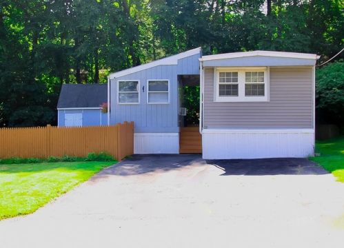 21 Woodridge Dr, Burrillville, RI 02839-1177