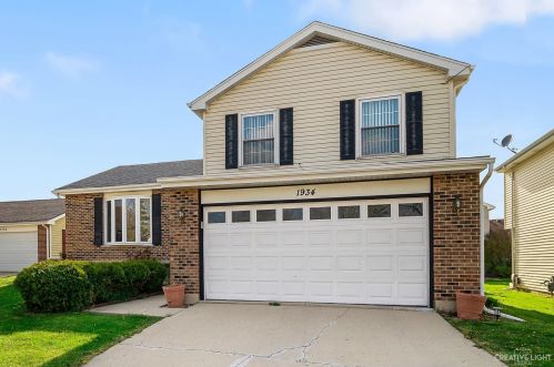 1934 Williamsburg Dr, Streamwood, IL 60107-1948