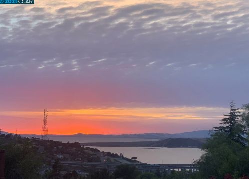 91 Rolph Park Dr, Crockett, CA 94525-1415