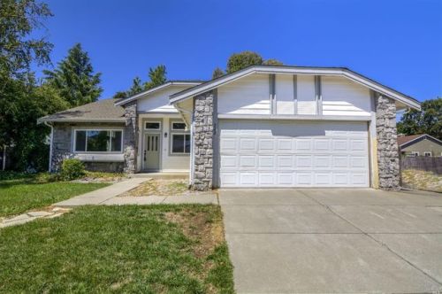 260 Loch Lomond Dr, Vacaville, CA 95687-5194