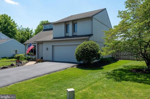 884 Salisbury Ct, Lancaster PA  17601-4481 exterior