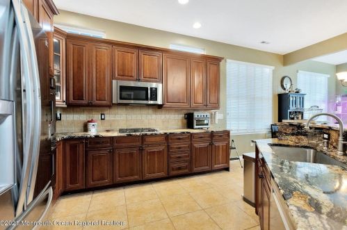 19 Carleton Dr, East Freehold NJ  07728-9273 exterior