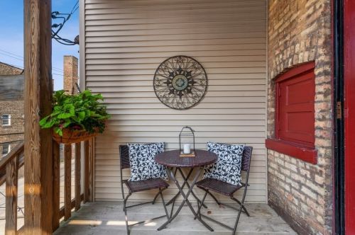 920 Newport Ave, Chicago, IL 60657-2313