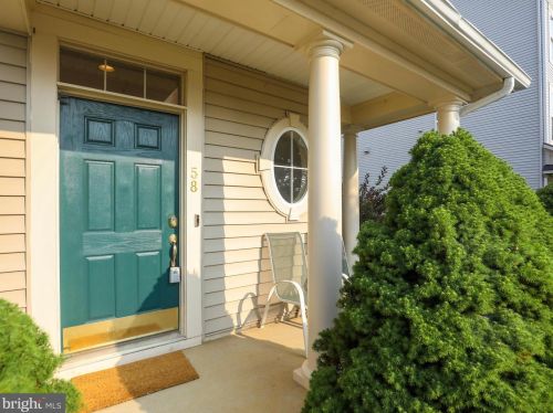 58 Davis St, Charles Town, WV 25414-4478
