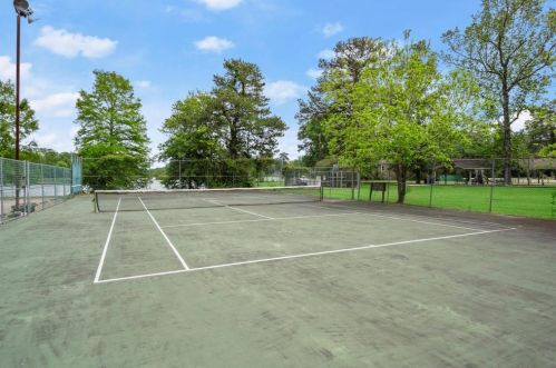 302 Brk Holw Dr, Conroe TX  77385-9107 exterior