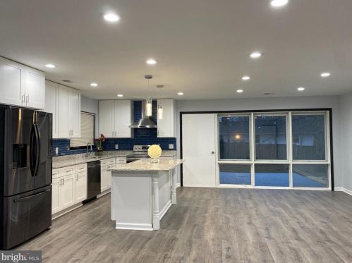 7431 Axton St, Springfield, VA 22151-3207