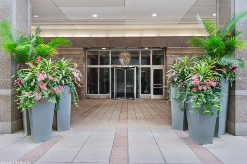 33 Ontario St, Chicago IL  60654-7760 exterior