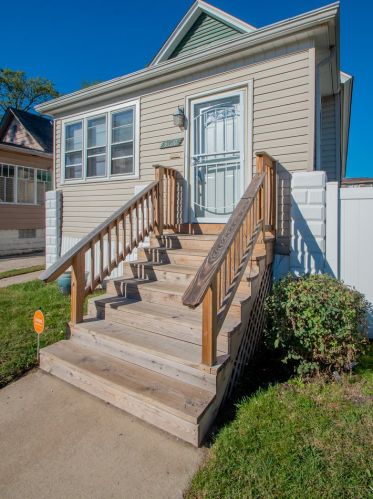 560 Ingraham Ave, Calumet City, IL 60409-3625