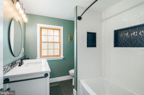 1221 Oakwood Rd, Tavistock NJ  08033-3632 exterior