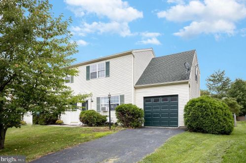 1620 Blue Jay Dr, York, PA 17315-2772