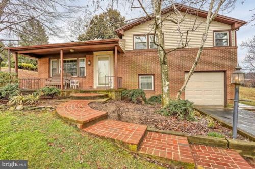 2426 Eastwood Dr, York, PA 17402-3605