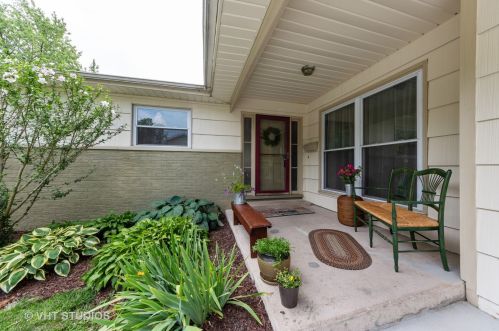 160 Dean Dr, Palatine, IL 60074-5538