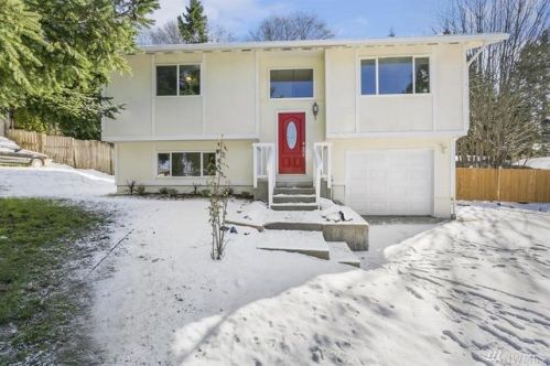 27040 Wagner Cir, Eglon, WA 98346-9411