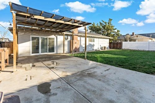 516 Del Rio Cir, Valley Home CA 95361-2531 exterior