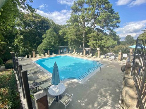 66 Montre Sq, Atlanta GA  30327-4043 exterior